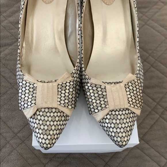 ModCloth Gold Bow Heels Size 40 - Picture 10 of 17